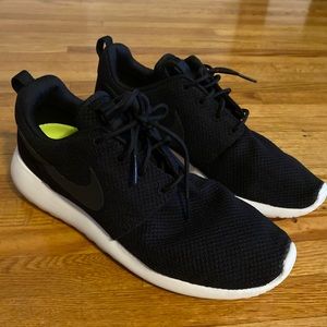 Black Nike roshe one size 8 MENS